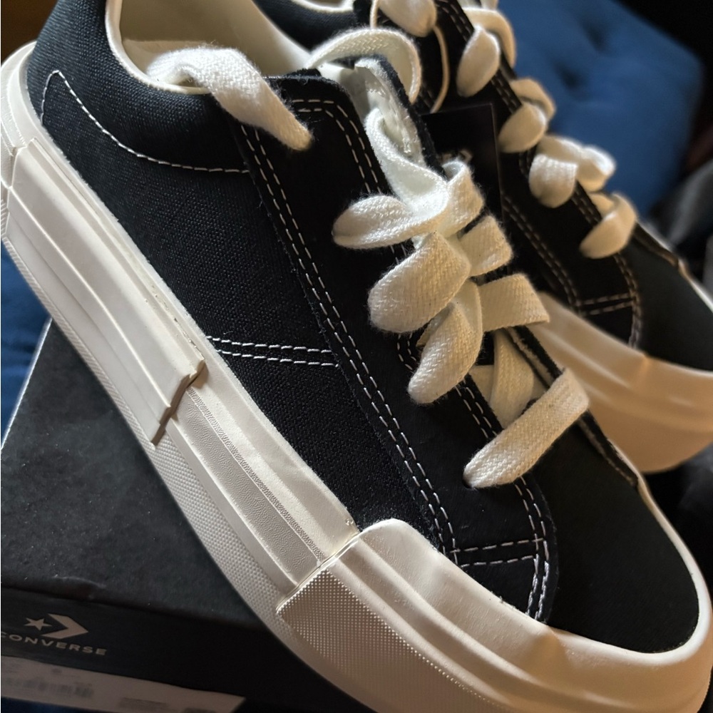 BNIB Converse Chuck Taylor platform - women’s 6